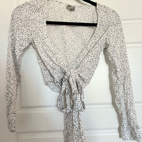 H&M Women’s Black and White Cropped Tie Top Size 2 - Picture 2 of 5